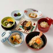 鰻重・胡麻豆腐・香物・赤出汁又はお吸物
※国産の鰻を使用しています。
