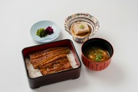 鰻重・胡麻豆腐・香物・赤出汁又はお吸物
※国産の鰻を使用しています。