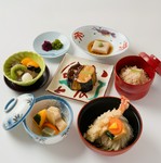 胡麻豆腐・焚合せ・茄子田楽・季節の御飯・香物・素麺（夏季）／煮麺（冬季）・水物