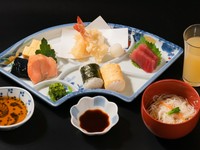 (とある日の献立)
・天婦羅
・玉子焼き
・まぐろ
・たわらご飯
・そうめん（夏季）
　煮麺（冬季）
・りんごジュース