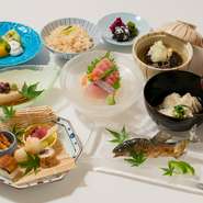 四季折々の旬の食材を使用した月替わりの会席料理。京料理の美しい盛り付けや繊細な職人の技をお楽しみいただけます。女子会はもちろん、大事な節目のお食事の機会にも是非。