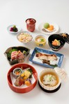 四季折々の旬の食材を使用した月替わりの会席料理。京料理の美しい盛り付けや繊細な職人の技をお楽しみいただけます。女子会はもちろん、大事な節目のお食事の機会にも是非。