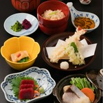 冬の味覚を楽しむ、期間限定の御膳。
寒い季節に心と体をやさしく満たす、彩り豊かな御膳をお楽しみください。
