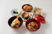 鰻丼・胡麻豆腐・茄子田楽・香物・素麺（夏季）／煮麺（冬季）・水物
※鰻は国産の鰻を使用しています。