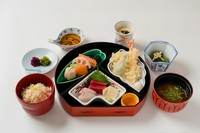 【祇園】
季節の彩りを添えた京料理の御膳です。
田ごとの伝統の味を少しずつ取り合わせてご用意いたしました。
京都・祇園の風情を感じさせる、華やかで上品なひとときをお楽しみください。