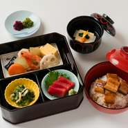 小鉢・八寸・向付(鮪)・うなぎ丼・香の物・赤出汁 又は お吸物