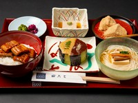 鰻丼・胡麻豆腐・茄子田楽・香物・素麺（夏季）／煮麺（冬季）・水物
※鰻は国産の鰻を使用しています。