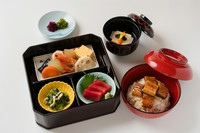 【嵐山】
京都の自然豊かな嵐山をイメージした、季節感あふれる和膳。
旬の素材を活かしたお料理を少しずつ味わえる、上品で落ち着いた内容です。
ご旅行やお買い物の合間に、一息つけるひとときをお届けします。