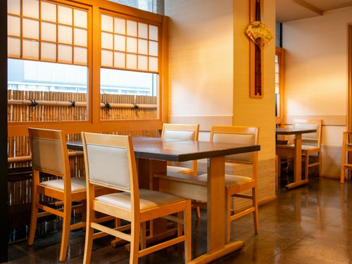 気のおけない友人との食事にぴったりな、カジュアルな雰囲気