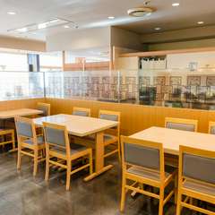 52席用意されたテーブル席。すっきりとしたシンプルな内装