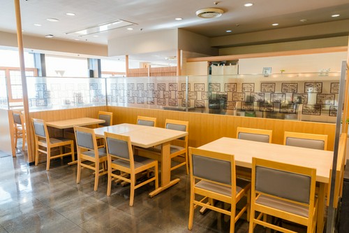 52席用意されたテーブル席。すっきりとしたシンプルな内装