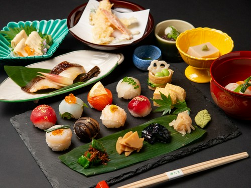京料理の職人の技が光る料理で構成された、贅沢な会席料理