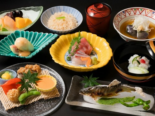 京料理の職人の技が光る料理で構成された、贅沢な会席料理