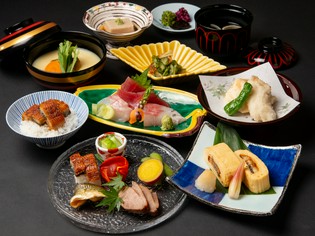 愛知県三河産を中心とした国産鰻を、贅沢な会席料理で堪能