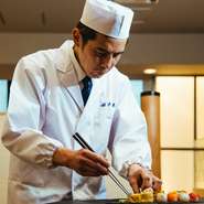「お客様に楽しんでいただけるよう、その時々の旬の食材をご用意しています」と語る幣原氏。京都の歴史や歳時記に合わせた、京都らしい料理を提供し、東京にいながら京都の気分を満喫させてくれます。