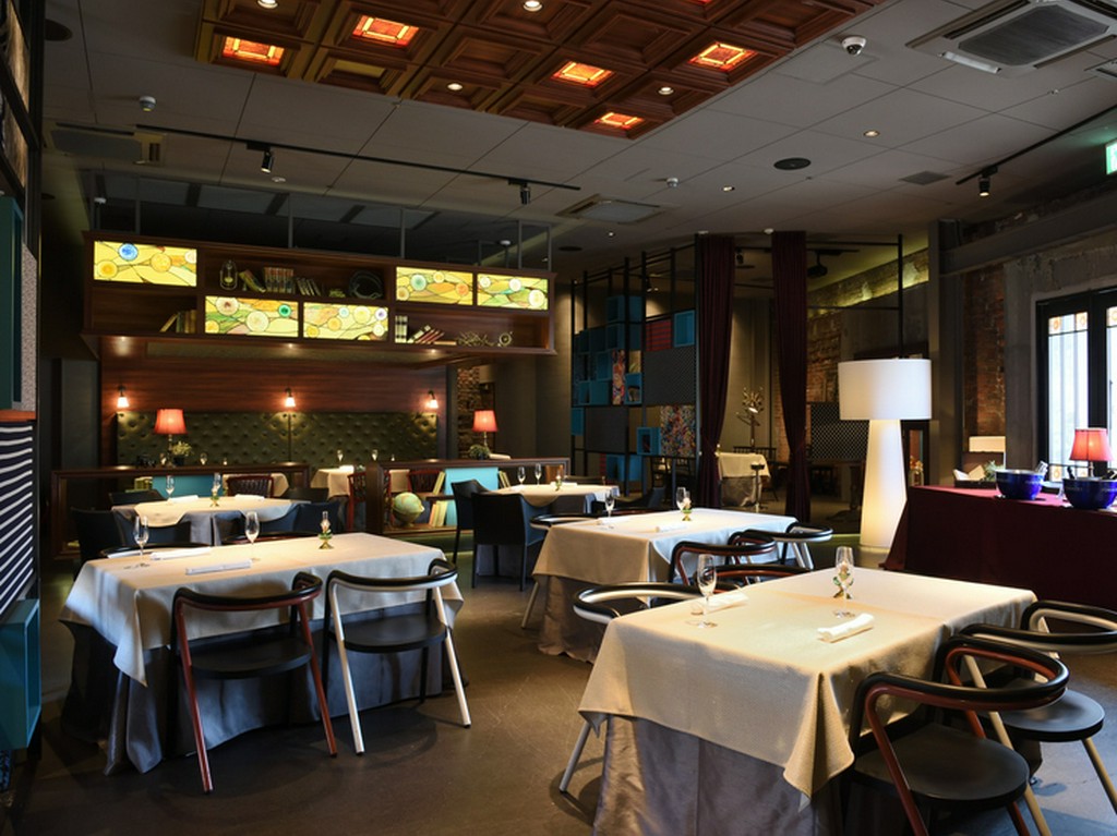 老舗ブランドの家具で統一。洗練された空間で食事を満喫できる