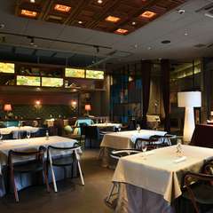 老舗ブランドの家具で統一。洗練された空間で食事を満喫できる