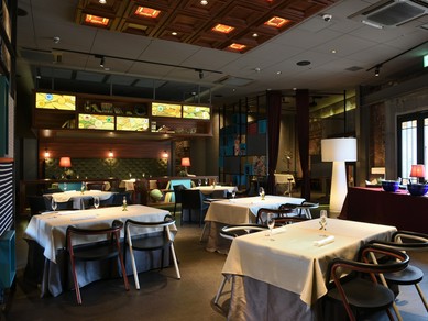 老舗ブランドの家具で統一。洗練された空間で食事を満喫できる