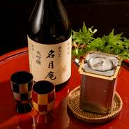 京都の『古都』や富山の『立山』をはじめ、料理に合う日本酒が揃っています。中でもオススメは『名月庵』。兵庫県の酒造でつくられた【田ごと　本店】のオリジナル大吟醸で、フルーティーな香りを満喫できます。