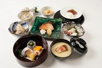 料理長が、その日の市場や産地から届いた最良の素材だけを厳選し、会席に仕立てる特別プランです。
「臼」の名のごとく、素材の旨みを引き出し、味わいを丹念に磨き上げた料理をご堪能ください。