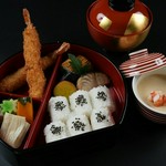 揚物、焚合せ、茶碗蒸しなどのセットです。
※小学生以下のお子様限定
※揚物の海老天ぷらと海老フライ、どちらを選ばれるかと、食物アレルギーがある場合、備考欄に記載をお願いいたします。