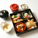 揚物、お造り、焚合せ、茶碗蒸しなどのセットです。
※小学生以下のお子様限定
※揚物の海老天ぷらと海老フライ、どちらを選ばれるかと、食物アレルギーがある場合、備考欄に記載をお願いいたします。