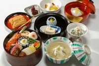 江戸初期の芸術家、本阿弥光悦の水指を写した自慢の器に
御旅町田ごとの職人が秋の旬素材を贅沢に使い、彩り豊かな京料理を水指の器に詰め込んだ特製弁当です。
特に甘鯛のかぶら蒸しは、冬の訪れを感じさせる逸品。