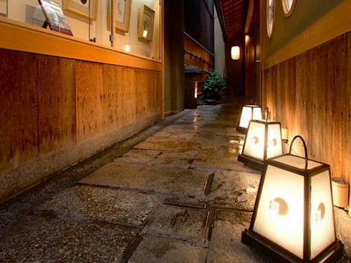 店内へと誘う、石畳のオシャレな玄関アプローチ