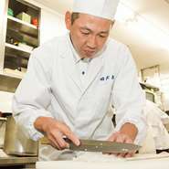 丁寧な仕事を施し、美しい盛付けで料理を仕上げていく吉永氏。「お客様の生命を預かっているつもりで、調理しています」と語り、ゲストが気持ち良く食事ができるよう、衛生管理にも気を配っているそうです。