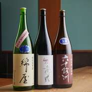 客層や貸切など、ゲストの舌に合わせるように4～10銘柄が揃えられています。季節ごとに変わりゆく、新たな日本酒を用意。イタリア料理と日本酒の妙を、じっくりと楽しむことが出来ます。