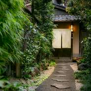 【聖宙庵】は、銀閣寺近くの住宅街にひっそり佇む一軒家、京都・浄土寺のお茶室で営むオシャレなフランス料理店です。日本の美しい和の文化を今なお残す、京都らしい古都の雰囲気の中、食事が愉しめます。