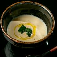 旬の食材をつかった逸品。その日の美味しさがつまった『季節のスープ』