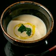 フランス料理をベースに、個性的な和のスパイスが隠された料理の数々。『季節のスープ』はその日のおいしさがつまった、旬の食材をつかった逸品です。美しい和空間で賞味あれ。