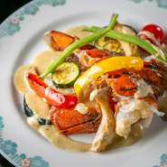 引き締まった食感の高知県産の真鯛と、プリプリのオマール海老を店主こだわりの季節感溢れるソースで。口いっぱいに広がる季節感を堪能あれ。※季節や仕入れ状況により、食材やソースは変更となります。