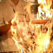豪快な炎を巻き上げて高温で燻す「藁焼き」や、昔ながらの囲炉裏で調理される「原始焼き」、備長炭を使った「炭火焼き」。素材にこだわり、“焼き”にこだわった料理の数々が楽しめます。