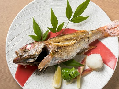 炭火でじっくり火を入れ、素材本来の味を引き立てる『原始焼き』