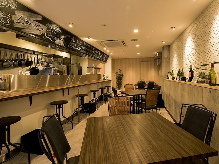 1階の店内。カウンター席を用意。間隔も十分です