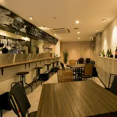 1階の店内。カウンター席を用意。間隔も十分です
