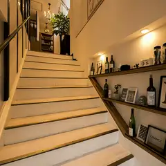 広く開放的な階段。壁にもレストランらしいお洒落な演出が