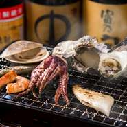 【浜焼海鮮 浜タロー】を「地元で愛されるお店に」と語る店長の栄さん。近辺には住宅も多く、子ども連れの家族も大歓迎とのこと。目の前で焼き上げる浜焼きの楽しさに、子どもも大喜びすること間違いありません。