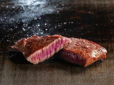 さすがA5ランク、赤身と霜降りを好みで選べる『黒毛和牛の最高級ステーキ』