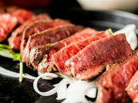 山口県のブランド肉「長萩（ちょうしゅう）和牛」のおいしさを満喫できる一品です。ランプや内モモ、シンタマなど、その日で厳選された部位をご堪能あれ。どれもA4等級以上なので格別の味わいです。