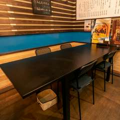 広いテーブルでゆったり召し上がれ