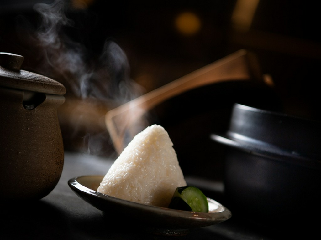 ふっくらツヤツヤ。炊き立ての土鍋ご飯でにぎる『塩おにぎり』
