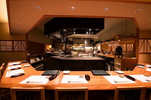 厨房を囲むようにつくられているカウンター席