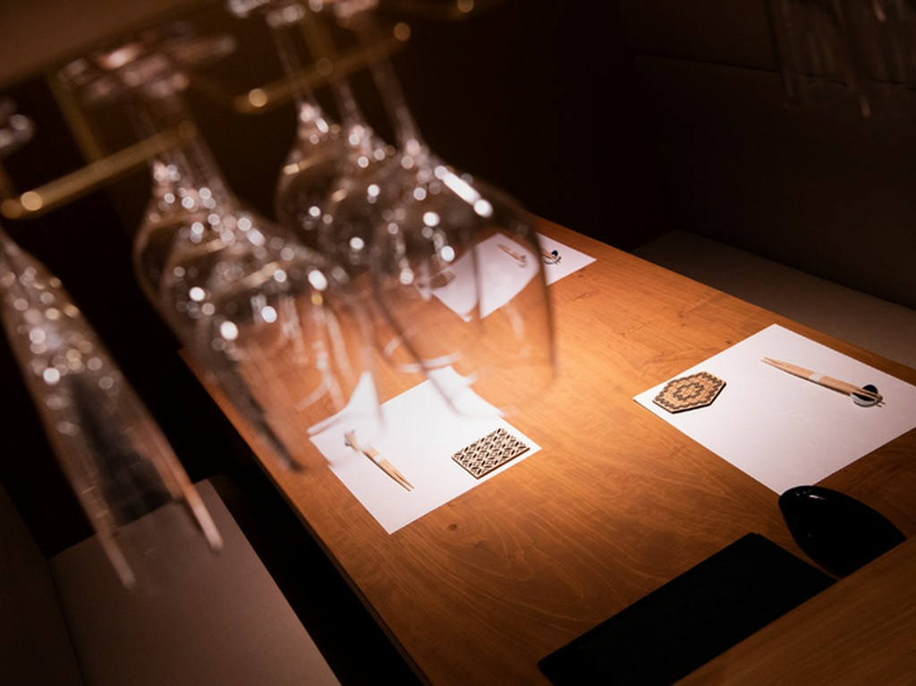 6名様までのテーブル席からも厨房を眺められる