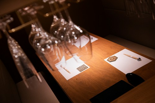 6名様までのテーブル席からも厨房を眺められる