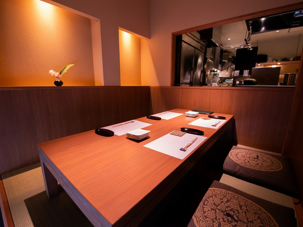 座敷からも厨房の様子を眺められるように設計