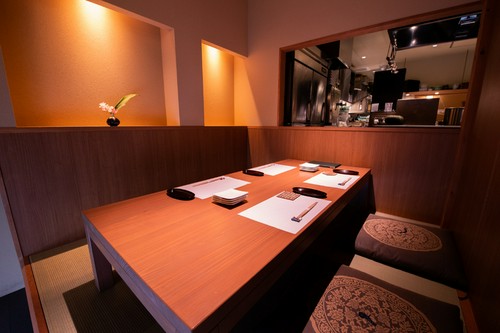 座敷からも厨房の様子を眺められるように設計