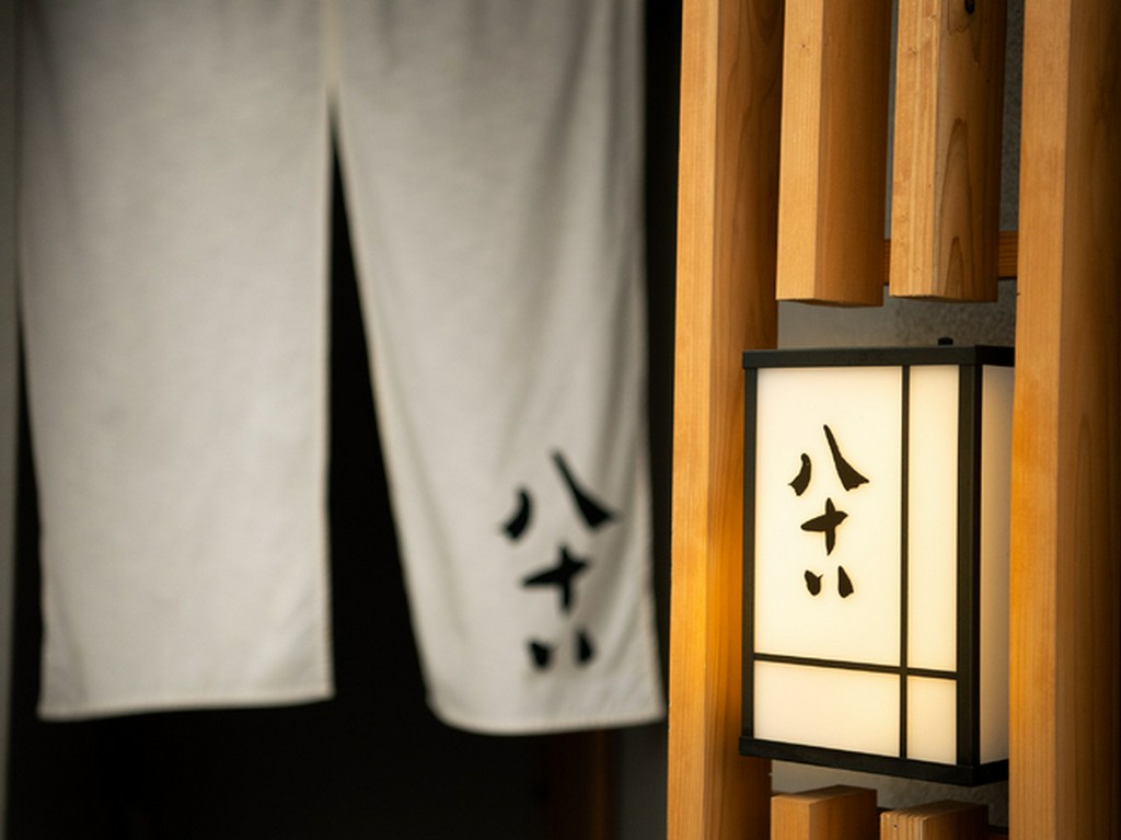 優しく客人を迎え入れる、風に揺れる暖簾